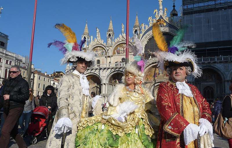 3 destinations to celebrate the Carnival in Italy - carnevale venezia