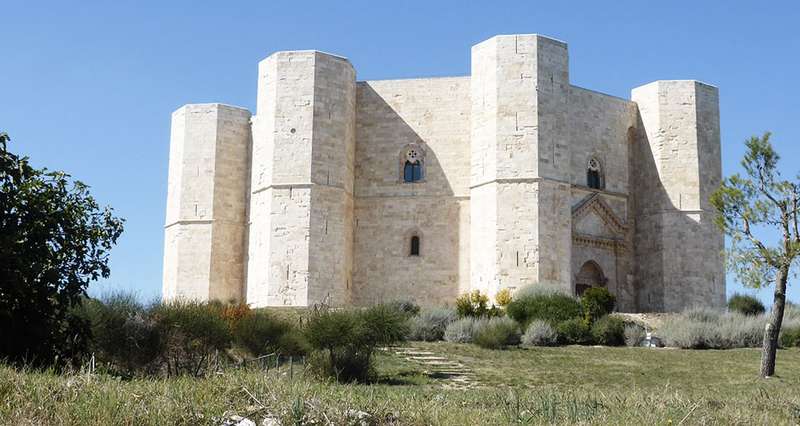 Une promenade parmi les châteaux de Puglia - castel del monte