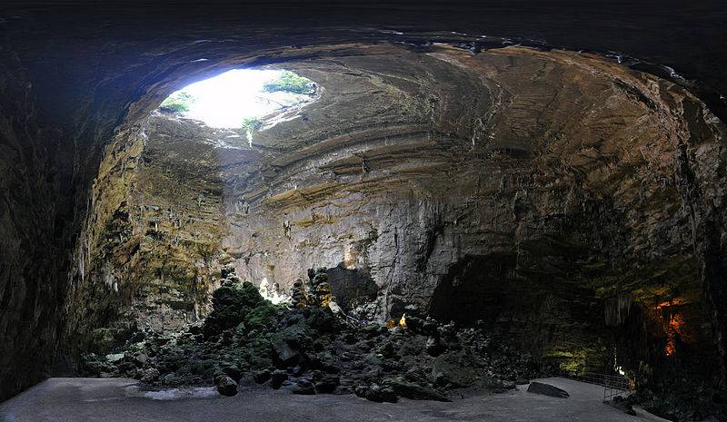 4 places to discover in Puglia - Grotte di Castellana