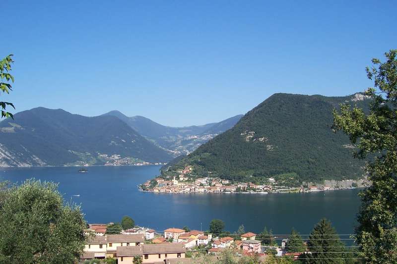 4 places to visit close to the lakes in Lombardy - Montisola